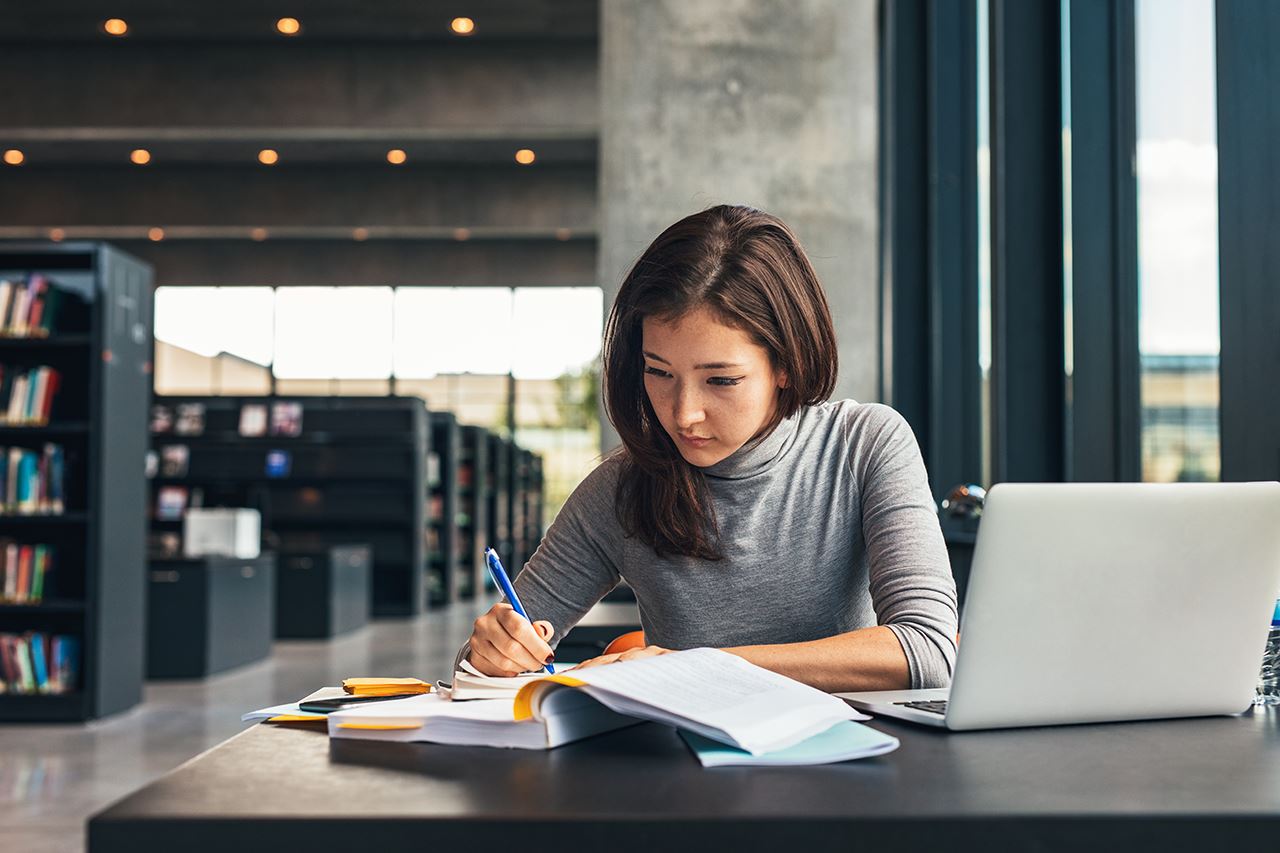 Woman-studying-in-library